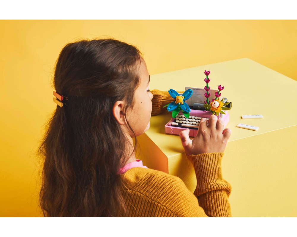 Lego 31169 Typewriter with Flowers