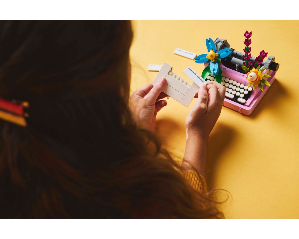 Lego 31169 Typewriter with Flowers