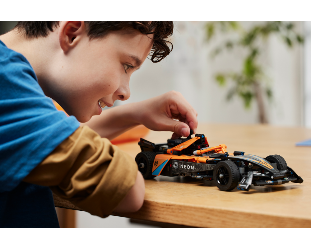 Lego 42169 NEOM McLaren Formula E Race Car